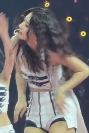 웨이브 헤어 가슴 벨트 의상 트와이스 콘서트 쯔위