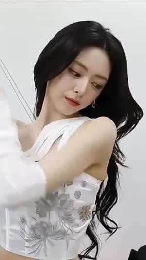 등에 있는 마이크선 慧ITZY 유나