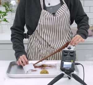 두쫀쿠 이상하게 먹는 여자친구 소원 ..gif