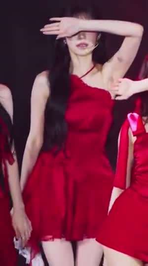 한 팔로 눈 가리고 허리 좌우로 흔드는 프로미스나인 지헌 나경 채영 하영 지원