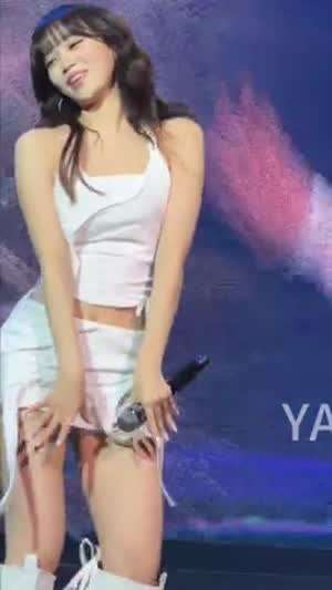 어깨 엉덩이 씰룩이면서 내려가는 르세라핌 김채원 팬서비스