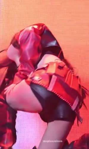 가죽 핫팬츠 뽀얀 복부 르세라핌 사쿠라