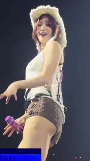 바로 아래에서 본 핫팬츠 트와이스 모모 치명적인 뒤태