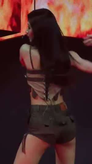 갈색 핫팬츠 떨리는 허벅지 뒤태 트와이스 쯔위