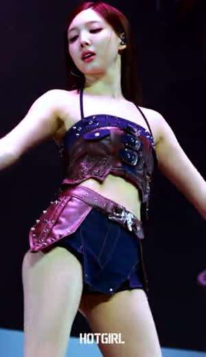 가슴 벨트 의상 망사스타킹 섹시한 춤선 트와이스 나연