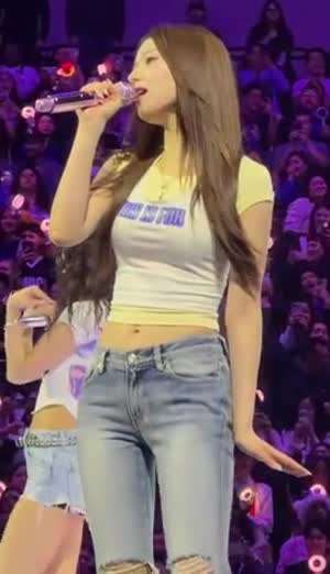 노래 부르는 트와이스 콘서트 사나 흰티에 청바지