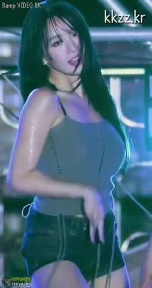 비 맞는 찰진 허벅지 키스오브라이프 나띠