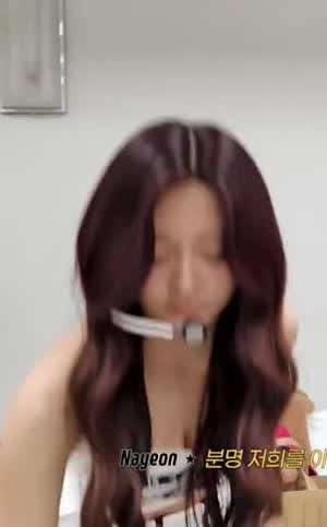 가슴 벨트 의상 입은 트와이스 쯔위 대기실 측면샷