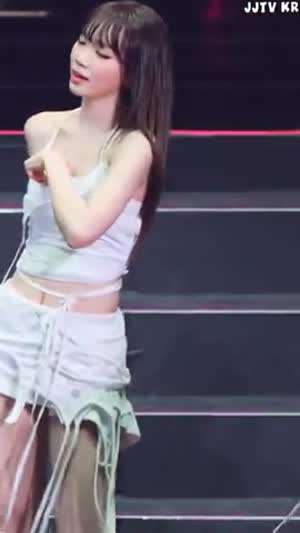 르세라핌 김채원 땡겨 올리는 흰 끈나시