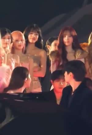 단체사진 찍고 일어서는 블랙드레스 아이브 장원영 치명적인 매력