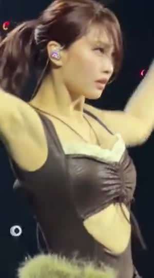 앞뒤로 묵직한 갈색 의상 트와이스 모모 지효