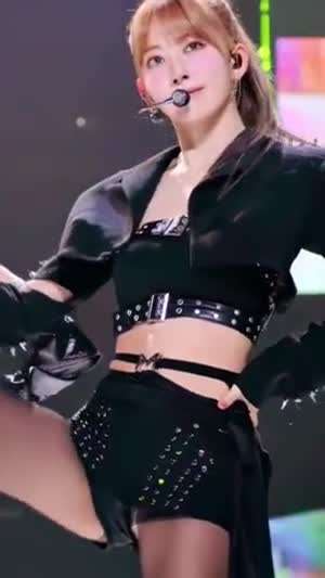 르세라핌 사쿠라 검스 핫팬츠 틈 흰색 속바지.mp4