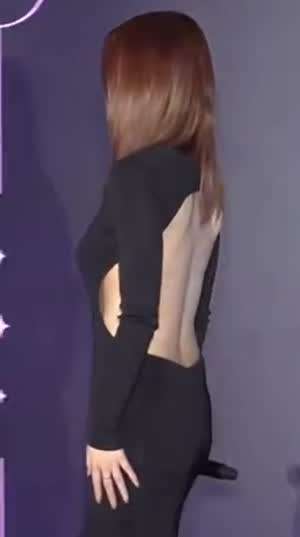 옆구리랑 등이 시원하게 노출된 슬림 롱드레스 트와이스 모모