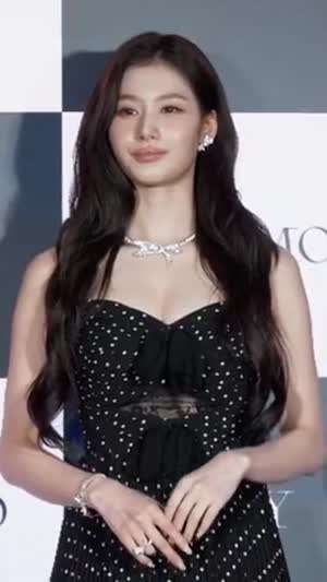 옷매무새 정리하는 블랙 땡땡이 원피스 트와이스 사나