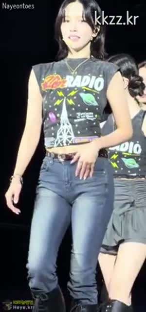 배꼽 보이는 청바지 트와이스 미나