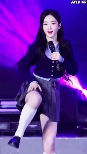 발차기 하는 트리플에스 김유연 치마속 검정 속바지