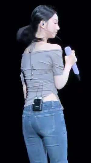 에스파 카리나 주름진 오프숄더 의상 청바지핏 슬림 몸매