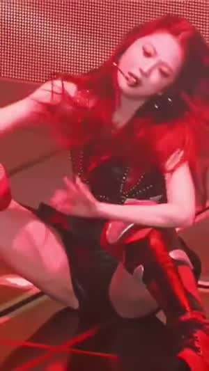 르세라핌 막내 은채의 도발적인 쩍벌자세