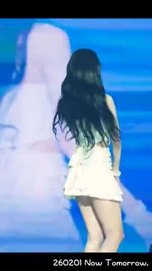 콘서트에서 짧은치마 커버하는 프로미스나인 백지헌