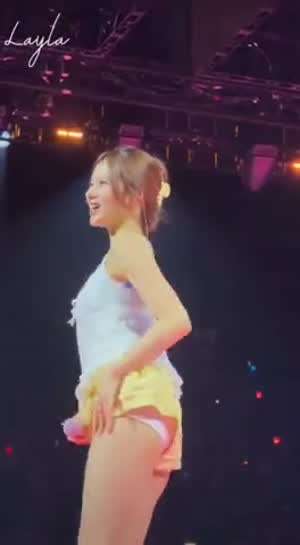 1열에서 직관하는 헐렁한 노란팬츠 트와이스 사나 팬서비스
