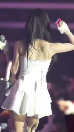 팬들한테 간식 던져주는 프로미스나인 이채영 순백색 속바지 뒤태