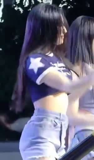 프로미스나인 이새롬 크롭티 밑가슴 흰 브라.mp4