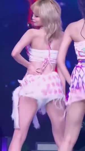 골반 튕기는 르세라핌 김채원