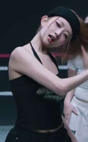 포니테일 머리에 헤어밴드 착용한 아이브 레이 검정 민소매 퍼포먼스