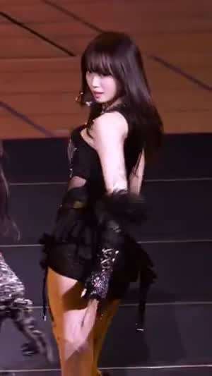 김채원 반짝이 검정 코르셋 페로몬 + 가터벨트 풀린 의상 꿀벅지.mp4