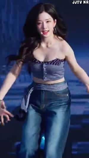 앞으로 숙이는 튜브탑 트리플에스 김유연