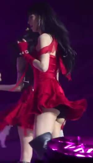 아래에서 본 빨간 원피스 의상 검정 속바지 프로미스나인 이채영