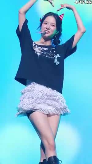 바람에 펄럭이는 치마 헐렁 블랙티 케플러 최유진.mp4