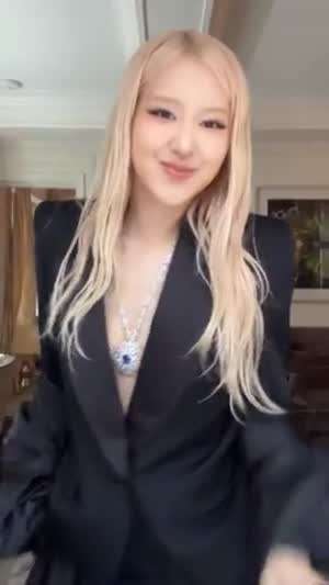 블랙핑크 로제 정장 슈트속 노브라 봉긋 가슴.mp4