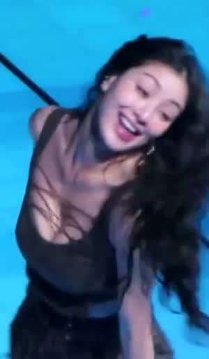 가슴 스트랩 의상 묵직한 바운스 트와이스 지효