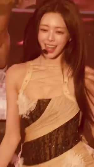 위에서 본 스트랩 의상 요망하고 은은한 매력 ITZY 유나