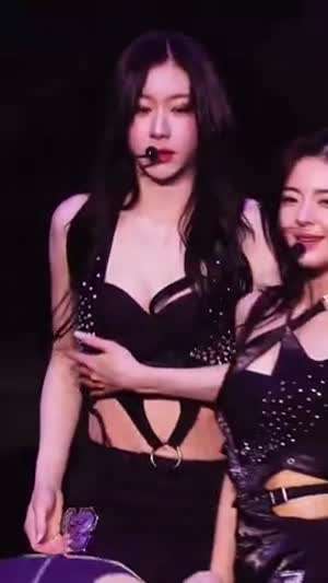 의상이 흘러내린 잇지 채령