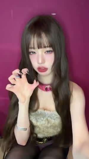 장원영 늑대털 튜브탑 가슴골 + 보라색 핫팬츠 검스 허벅지.mp4