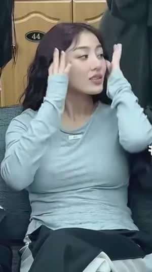 트와이스 지효 묵직한 회색티 손 흔들면서 같이 흔들리는 가슴 바운스.mp4