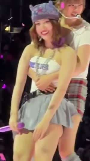 정연이한테 질질 끌려 나가는 트와이스 모모 찰진 하체