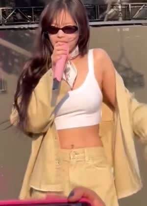 블랙핑크 제니 무빙이 자유로운 가슴 흰나시.mp4