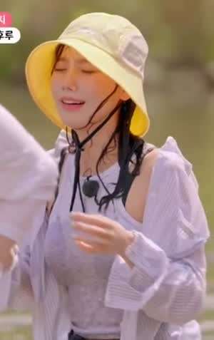 아이들 미연 물놀이 물에 젖어 비치는 블랙 브라.mp4