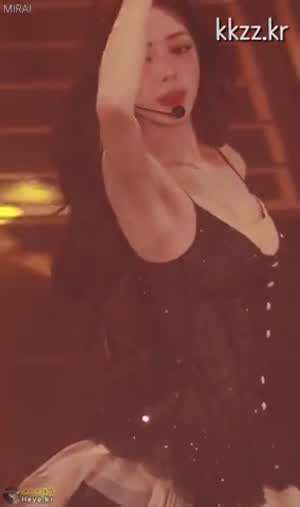 파인 틈 보이는 ITZY(있지) 유나