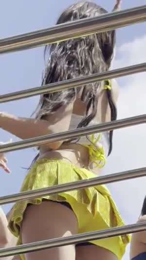 아래에서 찍은 브라질 카니발 짧은 치마 엔믹스 설윤