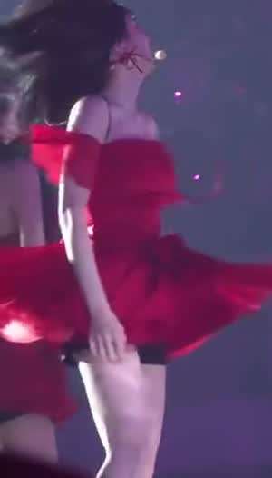 등이 시원한 빨간 오프숄더 숏원피스 검정 속바지 프로미스나인 송하영 뒤태