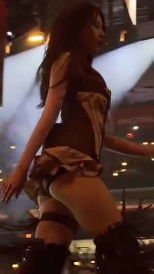 바로 밑에서 보는 섹시 100% 트와이스 사나