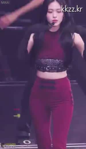 타이트한 골반 라인 ITZY(있지) 류진