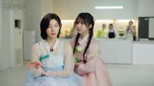 지우한테 뽀뽀받는 배이 (엔믹스)