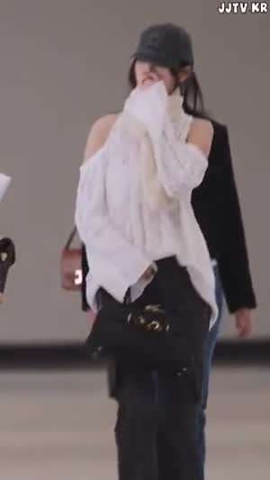 아이브 장원영 어깨 노출 공항패션 우월한 기럭지.mp4