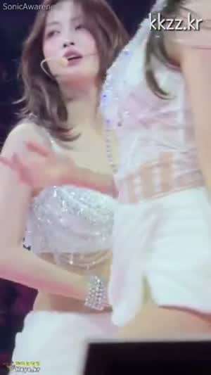 흔들리는 게 많은 트와이스 모모