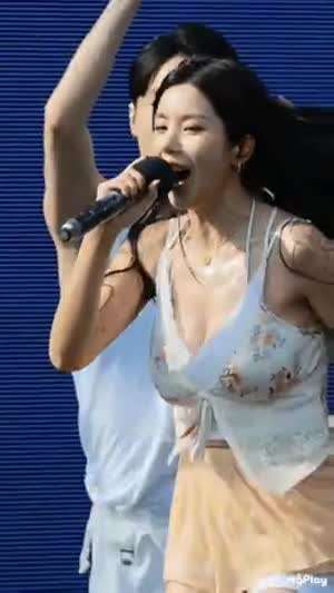 워터밤 달려가는 물에 젖은 권은비 바운스